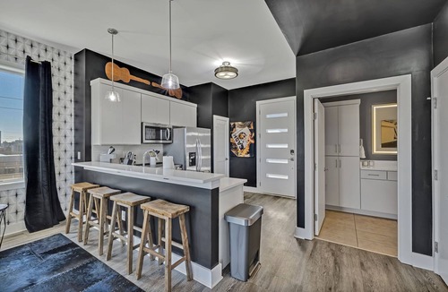 Hadley - Washington Condo | Short uber to Broadway at The Outlaw, Free Parking