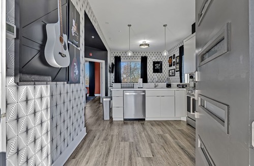 Hadley - Washington Condo | Short uber to Broadway at The Outlaw, Free Parking