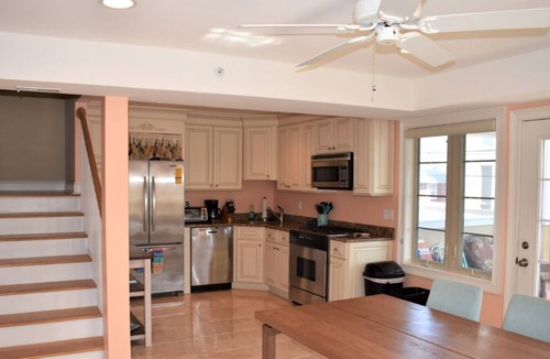 Gold Coast Condo | Short walk to the Beach! 4 bedroom, sleeps 9!