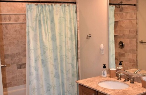 Gold Coast Condo | Short walk to the Beach! 4 bedroom, sleeps 9!