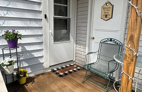 Youngstown House | "Simple Stay" Conveniently located to everything!