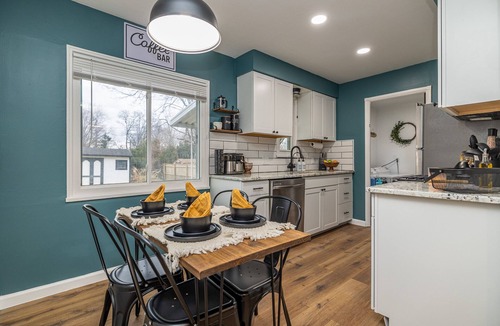 Cleveland House | Single level, close to airport, WiFi, pet friendly