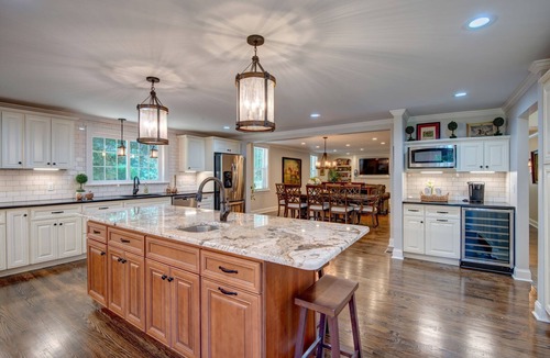 Sennett House | Skaneateles Pet friendly 6 bed 6 bath on Main St very close to downtown center