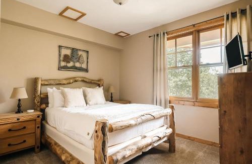 Three Peaks House | Ski Hike Relax - Log Cabin with Views - Hot tub
