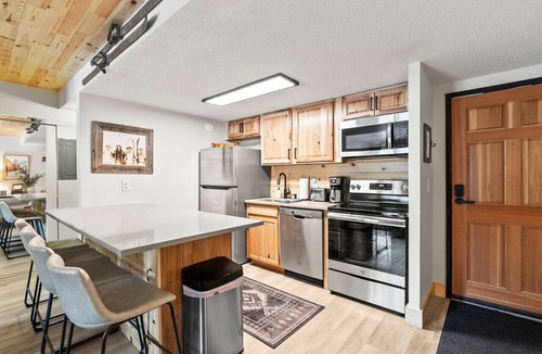 Peak 9 Apartment | Ski-In/Out Luxury 1 Blk to Main Pool+Hot Tub Sauna