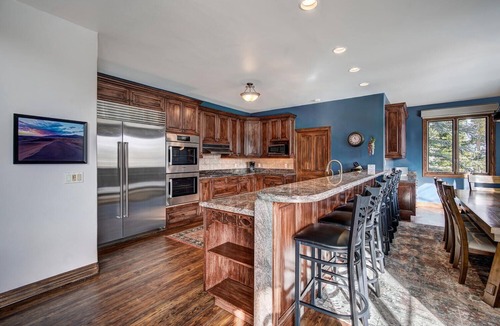 Peak 8 House | Ski In/Out-Sleeps 18, 9,000 Sq Ft-Hot Tub-Pool Table-Mtn Views-Theatre Rm