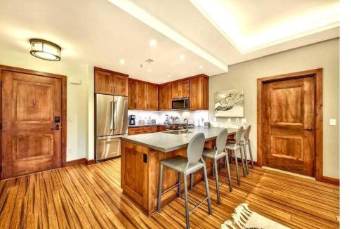 Lakeside Park Apartment | Ski In/Out - Zalanta - Great Location- 2 Hot Tubs - Heated Pool