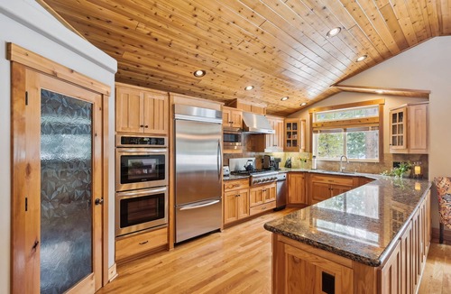 Truckee House | Ski View at Tahoe Donner - Stunning 4 BR w/Private Hot Tub - HOA Amenities
