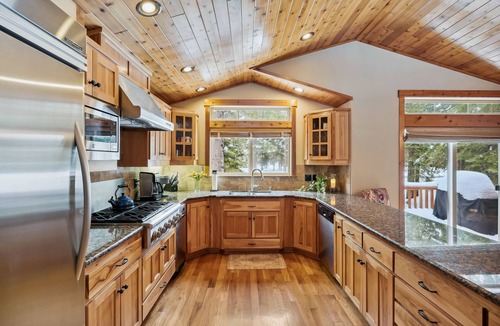 Truckee House | Ski View at Tahoe Donner - Stunning 4 BR w/Private Hot Tub - HOA Amenities
