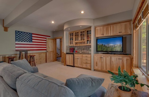Truckee House | Ski View at Tahoe Donner - Stunning 4 BR w/Private Hot Tub - HOA Amenities