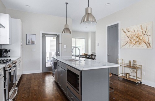 North Capitol House | Skyline Views & Rooftop Vibes: Fire Pit, Games