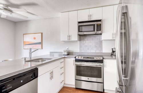 Foster City Apartment | Sleek Foster City 1BR w/Pool, Bball & Spa, near Caltrain, by Blueground