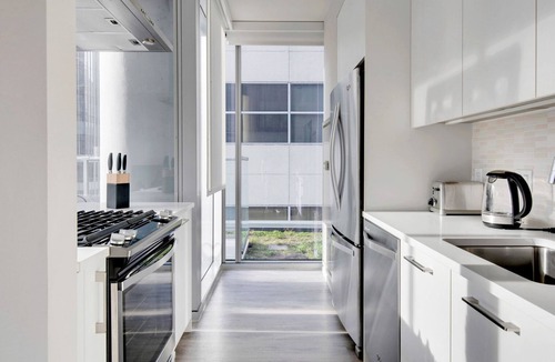 Near North Side Apartment | Sleek River North 1BR w/Gym, Lounge & Roof, 1 block to L, by Blueground