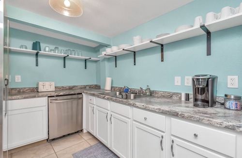 San Jacinto Apartment | Sleep a Group of 7 in this Spacious Galveston Studio - Minutes to Beach!