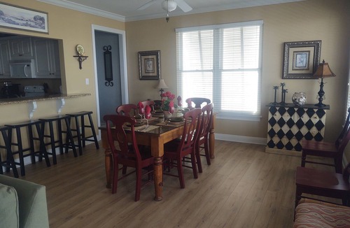 Morgantown House | Sleeps 10, 3 King/2 Bunks, Steps to Beach, Full Week Discount, Pickleball Court