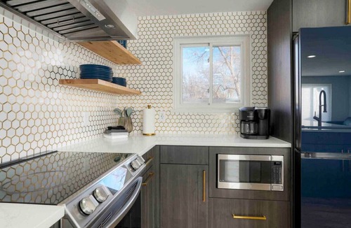 Aurora House | Sleeps 16 - 15 min/Downtown, 10 min/Medical Center