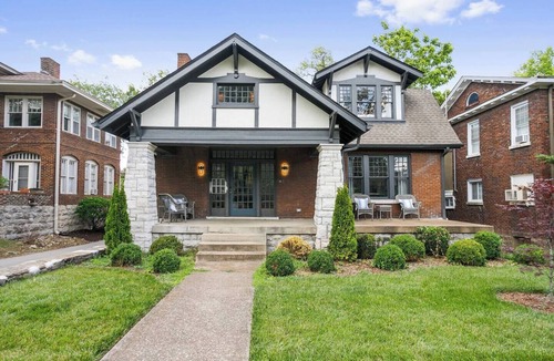 Hillsboro Village House | Sleeps 18! Hot tub-Walk to Cafes