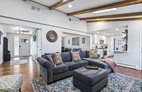 Scenic Heights House | Sleeps 20, Hot Tub, 20mins to Denver/Red Rocks, 1.5hrs to skiing/mountains