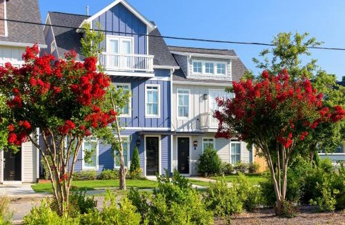 Buena Vista House | Sleeps 24 2 Homes Minutes to DowntownBroadway Faith Barbara by AvantStay