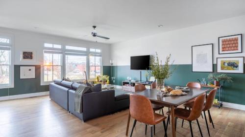 Buena Vista House | Sleeps 24 2 Homes Minutes to DowntownBroadway Faith Barbara by AvantStay