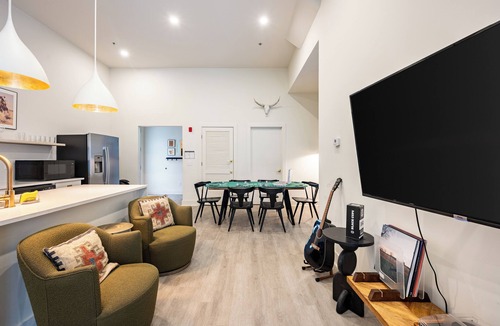 Five Points House | Sleeps 24 | Rooftop, Game Room & Outdoor Spaces | Just 10 Min to Broadway