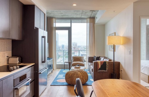 Rainey Street Historic District House | Sleeps 40 | Luxe Condos Near DT Austin | Natiivo