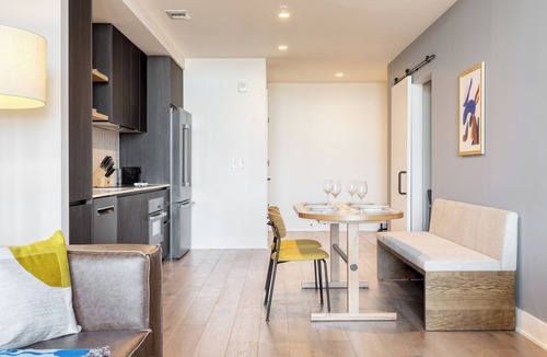 Rainey Street Historic District House | Sleeps 40 | Luxe Condos Near DT Austin | Natiivo