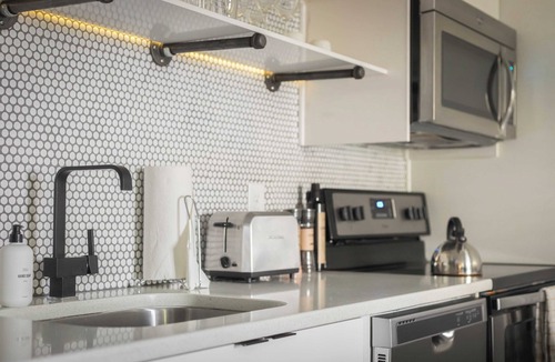 Rutledge Hill Cottage | Sleeps 8 4 Sobro Suites w/Kitchens & Art, Walk to Broadway by Avantstay