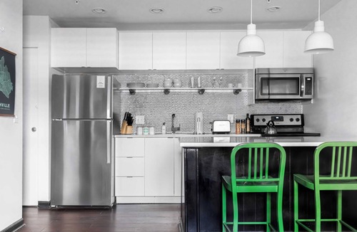 Rutledge Hill Cottage | Sleeps 8 4 Sobro Suites w/Kitchens & Art, Walk to Broadway by Avantstay
