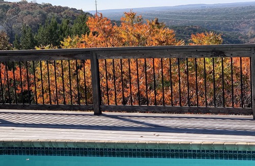 Lost Creek House | Sleeps10-Beautiful Views, Secluded, Heated Pool, Fireplace, Very Comfy 5 Bedroom