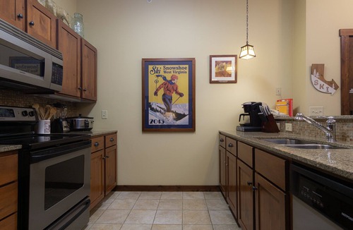 Snowshoe Condo | Soaring Eagle #406: 2 Bedrooms, 2 Full Baths: Slope Side, Hot Tubs. Underground Parking.