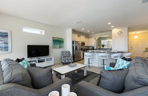 Loughman House | ⛱ Solterra - 5★ Clubhouse + Lazy River - South Facing Pool & Spa- Games Room ✈