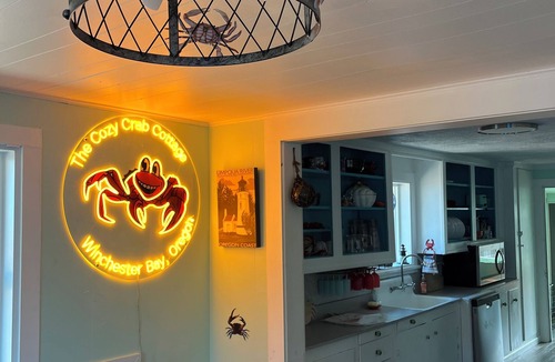 Winchester Bay House | Soothing Crab themed 3-bedroom home with WiFi and a hot tub in Winchester Bay.
