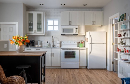 Longmont House | Sophisticated and Cozy Carriage House in Prospect Newtownn