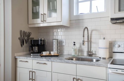 Longmont House | Sophisticated and Cozy Carriage House in Prospect Newtownn