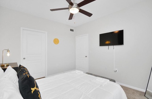 South Central Houston Apartment | Sorteo Smart Hub with Free Parking, Pool&Gym