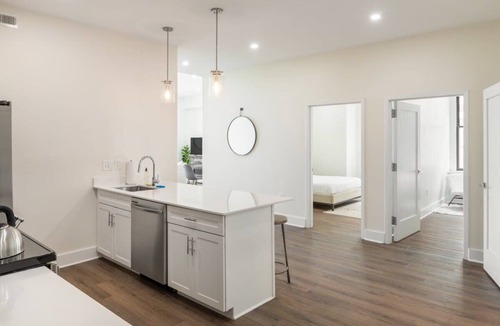 Center City East Apartment | Sosuite | Corner 3BR Apt w Park View, W/D, Gym