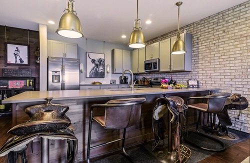 Katie Hill Neighborhood House | Southern Belle: Skyline Views | 5min to Broadway