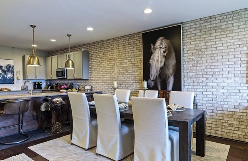 Katie Hill Neighborhood House | Southern Belle: Skyline Views | 5min to Broadway