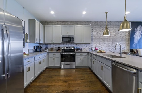 Katie Hill Neighborhood House | Southern Belle: Skyline Views | 5min to Broadway