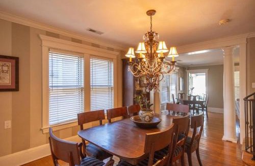 East Midtown Villa | Southern Elegance in Heart of Memphis