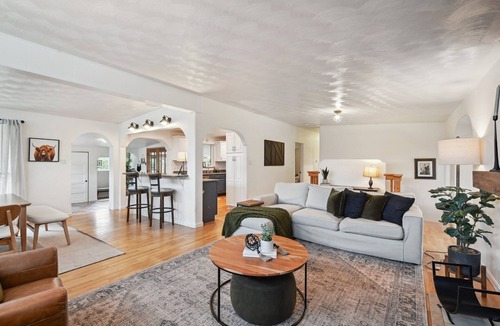 Littleton House | Southwest Mid-Mod 5BR w/Big Yard, Hot Tub, Fireplace, A/C, WIFI, and Kitchen