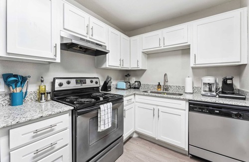 Pleasant Valley Apartment | Spacious 2BR King Suite w Gym close to DT