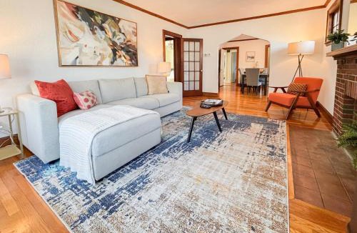 Commonwealth House | Spacious 3 Bed, In Unit Laundry, Central Air