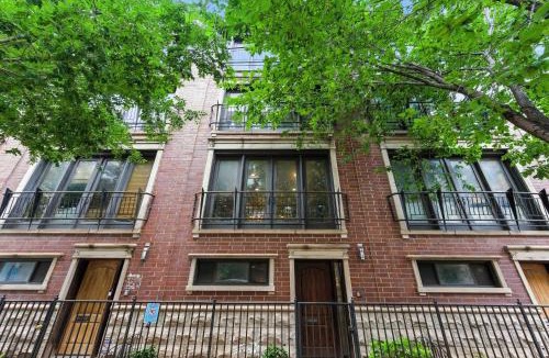 West Loop House | Spacious 3-Bed West Loop Townhouse, 1 Car Garage