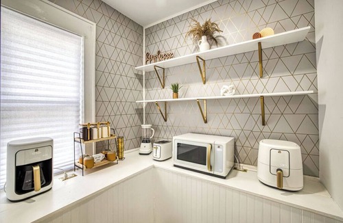 Southside Apartment | Spacious 3-bedroom with AC and WiFi in charming Syracuse