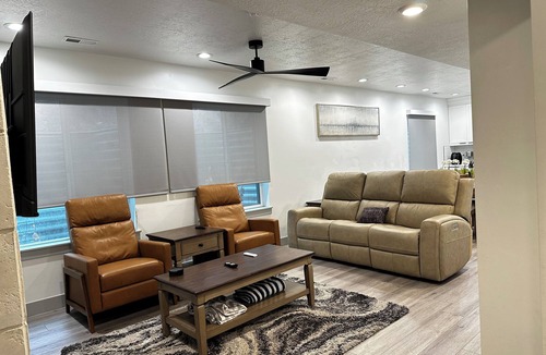 Murray House | Spacious 3 Bedrooms with 2 King Beds and 2 Bathrooms