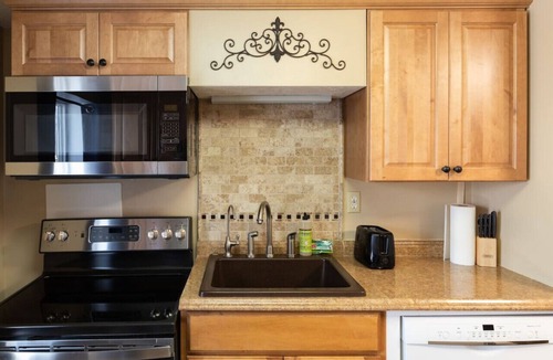 Bountiful Apartment | Spacious 3BR Basement Apt | Airport, Work, Ski