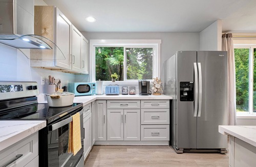 Education Hill House | Spacious 3BR Retreat by Microsoft with Backyard
