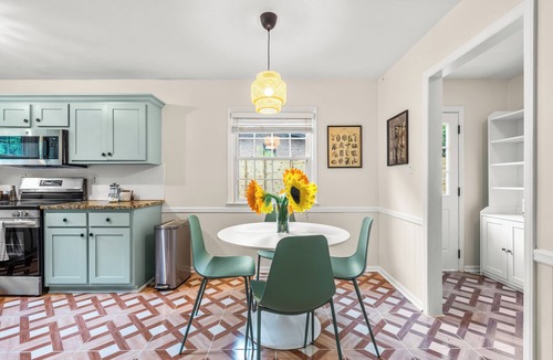 Carrboro House | Spacious 4-bedroom house with Fenced-In backyard near UNC and Chapel Hill